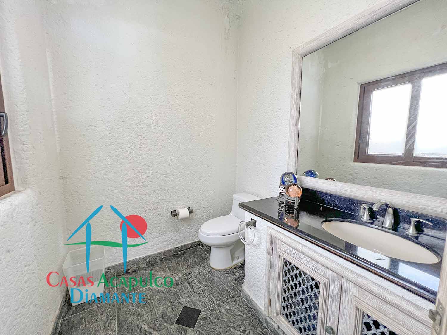 Villa Becky - Baño de visitas 1